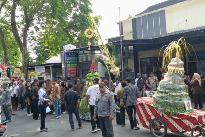 Bersih Desa - Kirab Gunungan Kelurahan Dandangan