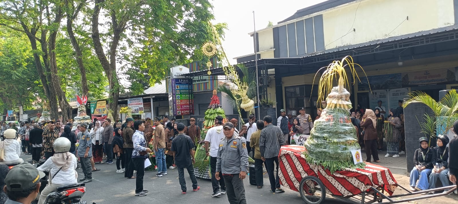 Bersih Desa - Kirab Gunungan Kelurahan Dandangan